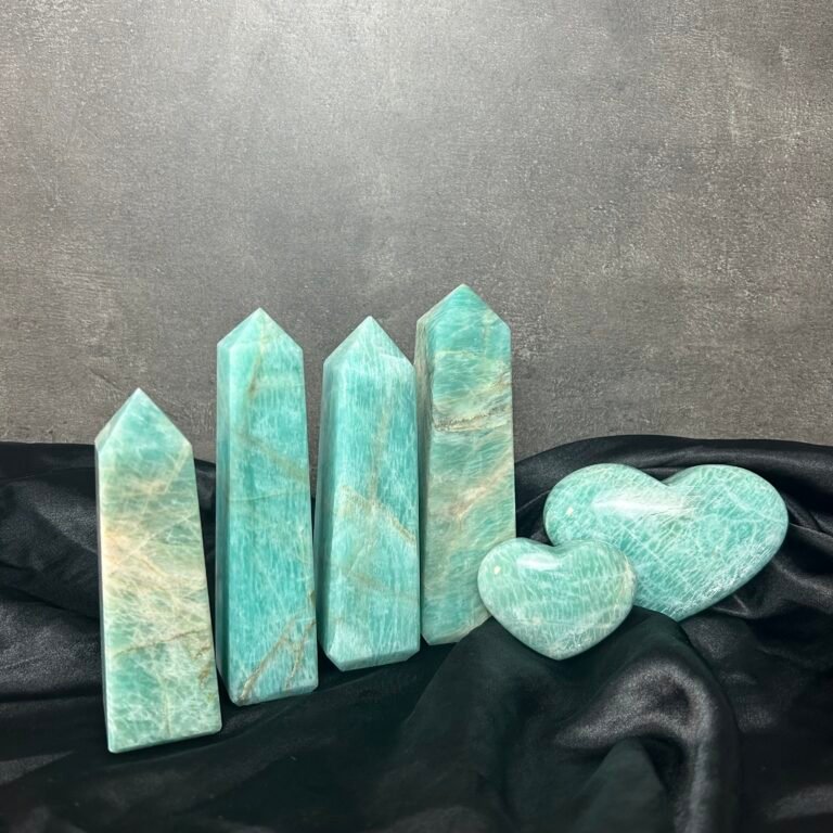 Photo de pierre d'Amazonite en forme de tours et de coeurs